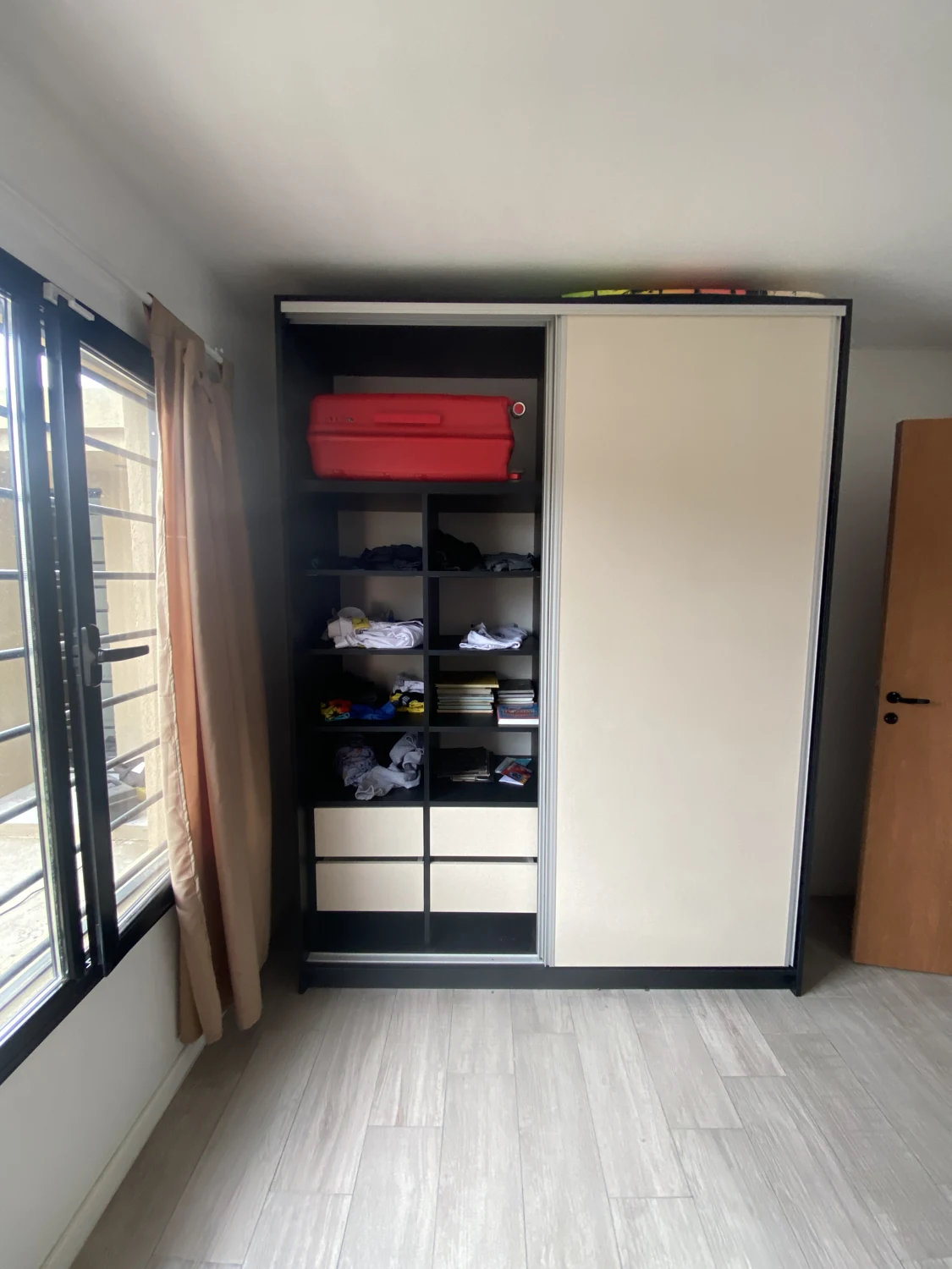 Placard instalado con cuerpo oscuro y puertas claras corredizas
